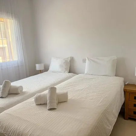 Apartment Townhouse In Gardens Gated Complex, 200mbps Wifi Paphos