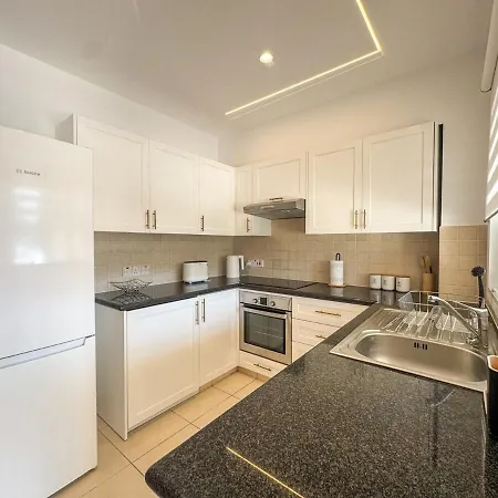 Townhouse In Gardens Gated Complex, 200mbps Wifi Apartment *