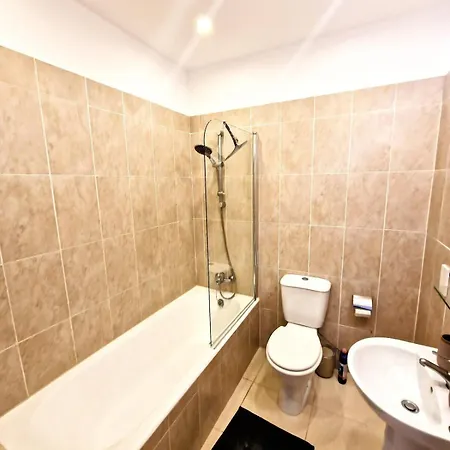 Townhouse In Gardens Gated Complex, 200mbps Wifi Apartment