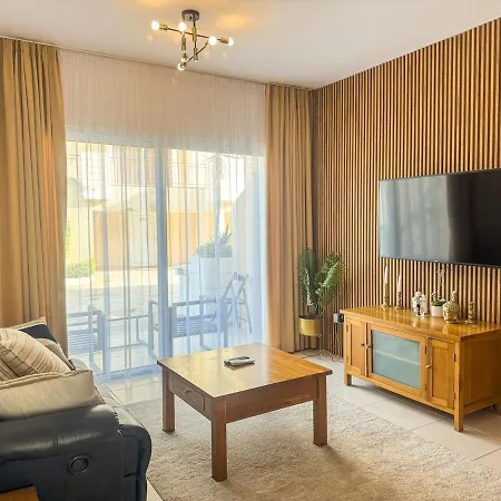 Townhouse In Gardens Gated Complex, 200mbps Wifi Apartment Paphos