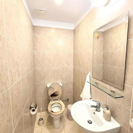 Townhouse In Gardens Gated Complex, 200mbps Wifi Apartment
